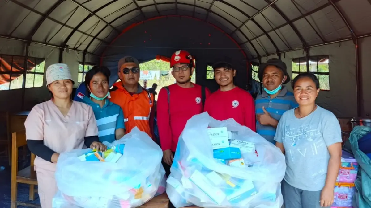 Tim Semen Padang Peduli menyerahkan bantuan obat-obatan untuk mendukung operasional Posko Rumah Sakit Lapangan Polres Manggarai, NTT, Minggu (30/8/2026).