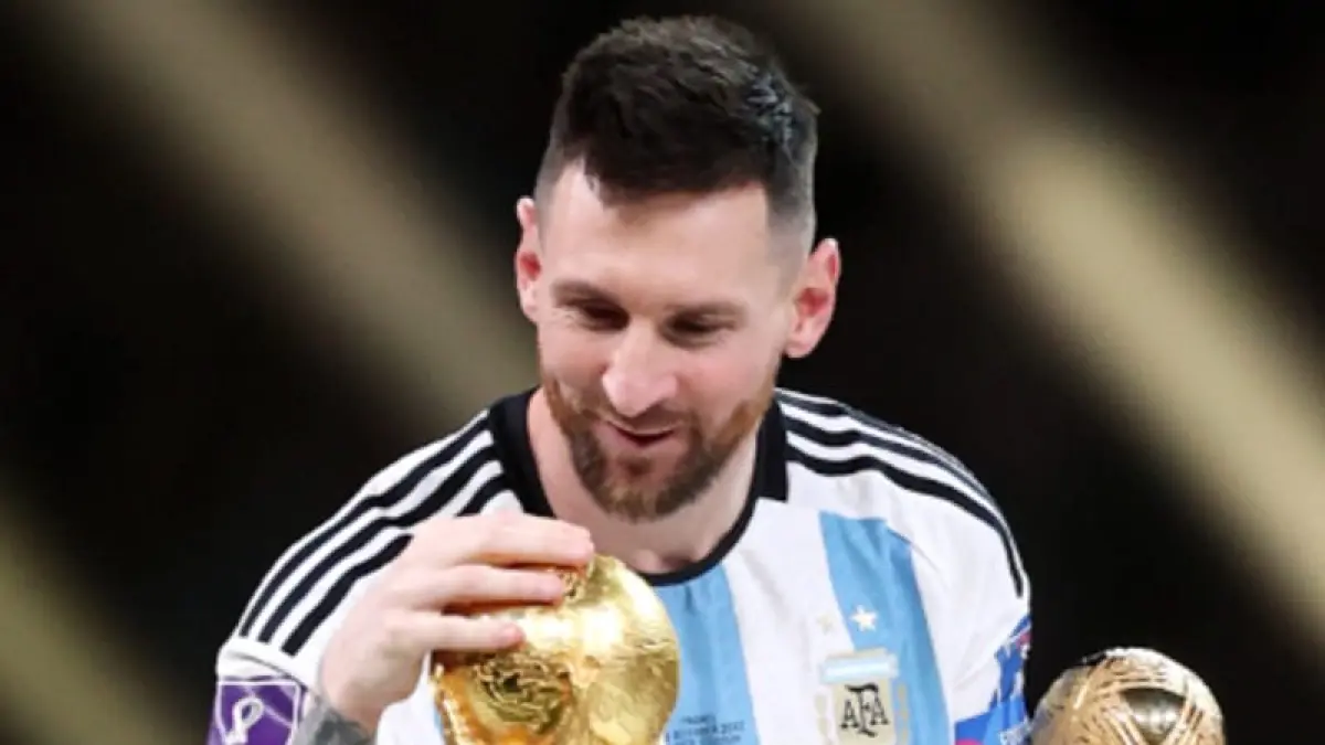 Timnas Argentina mengunggah foto Lionel Messi mengangkat trofi juara Piala Dunia. (Foto: X @AFASeleccionEN)
