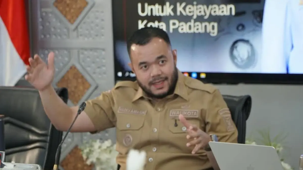 Wali Kota Fadly Amran saat pimpin&nbsp;Rapat Paparan Desain Pekerjaan Fisik 2026 di Gedung Putih Rumah Dinas Wali Kota Padang, Selasa (1/9/2026).(Foto: Diskominfo)