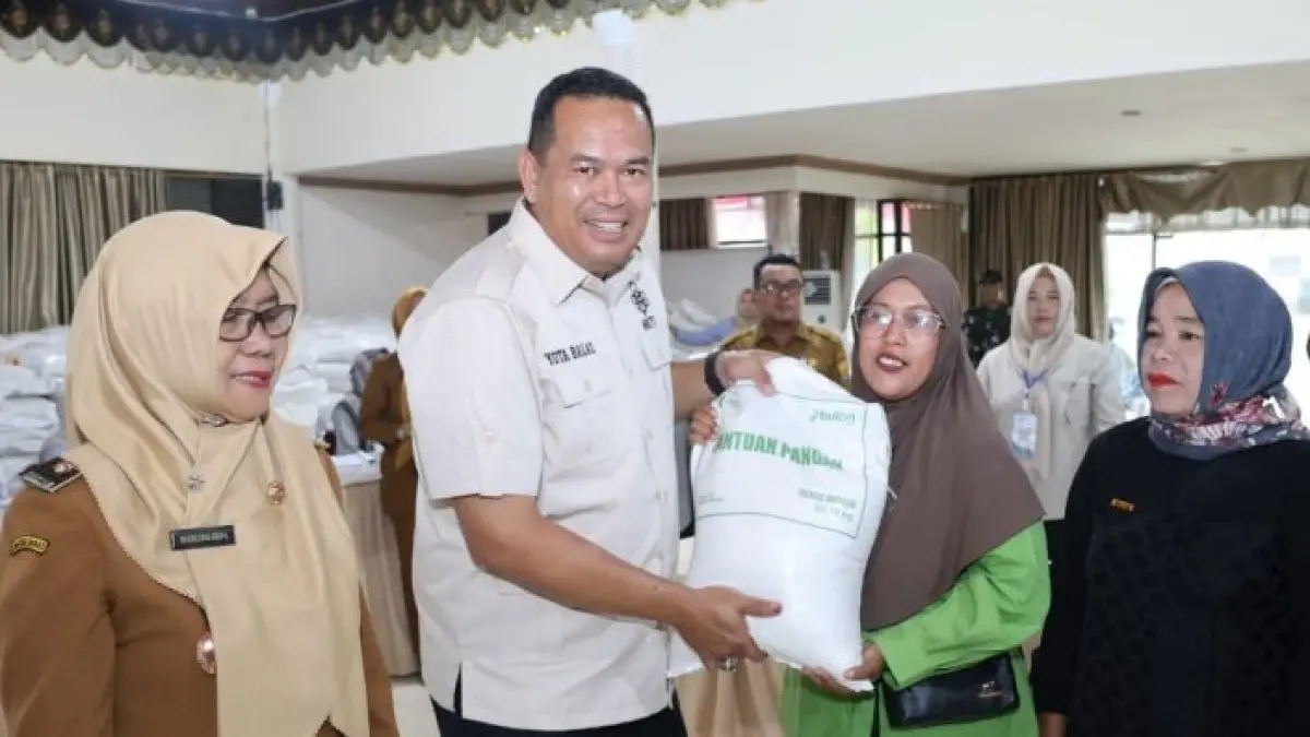 Wali Kota Pariaman Yota Balad menyerahkan bantuan beras kepada 640 PBP di enam desa/kelurahan Kecamatan Pariaman Tengah, Selasa (1/9/2026).