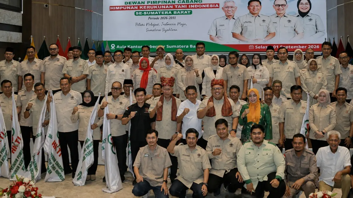 Yota Balad (empat kiri) memimpin HKTI Pariaman dengan agenda kemudahan pupuk, modernisasi pertanian, peningkatan SDM petani, serta kepastian pasar hasil pertanian.