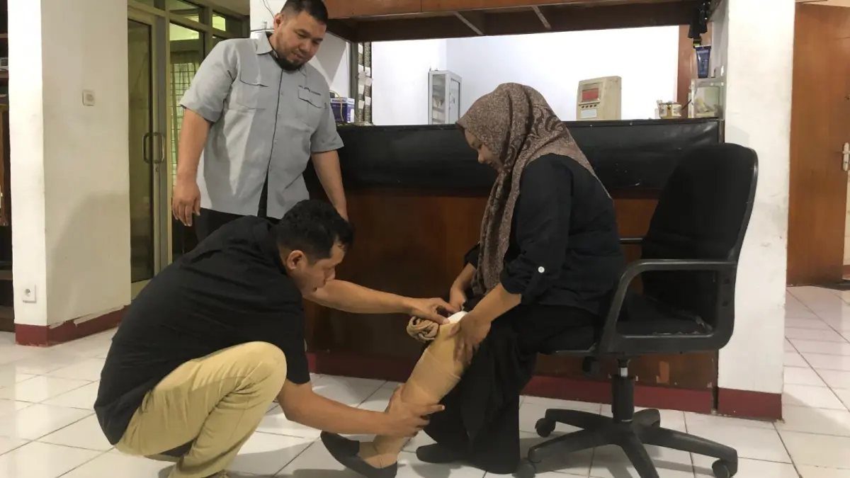 Bantuan kaki palsu UPZ BAZNAS Semen Padang membuat Rahma kembali berjalan, naik motor, berjualan ayam, dan membantu ekonomi keluarganya secara mandiri.