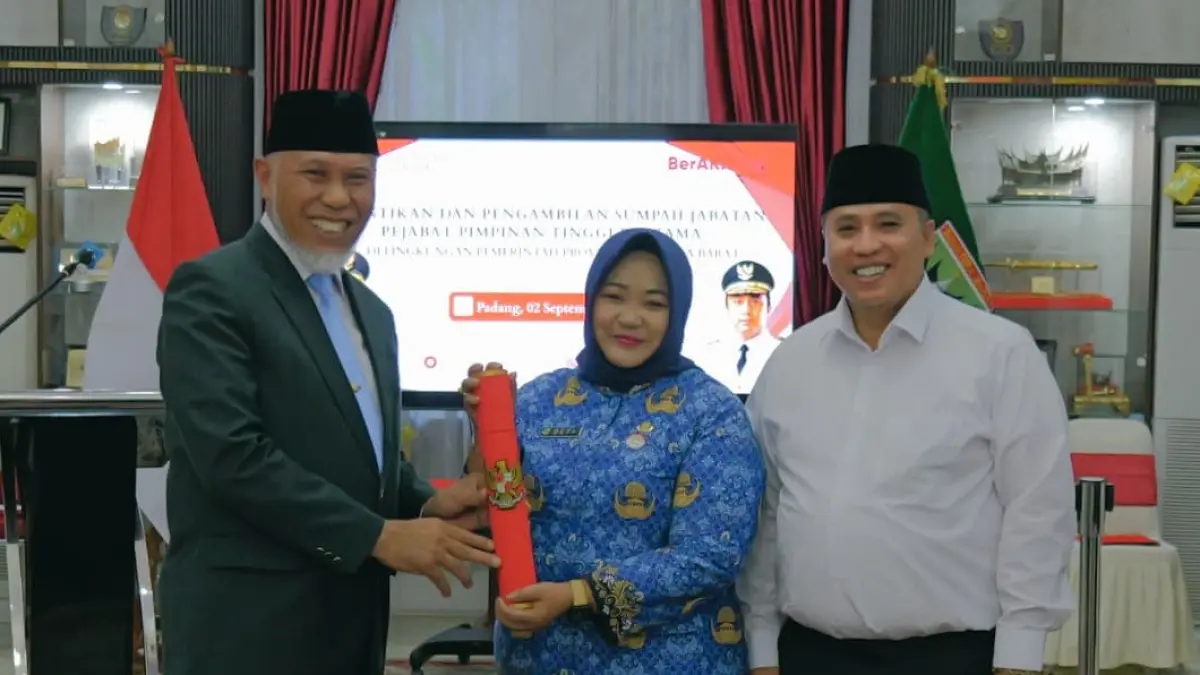 Gubernur Sumbar Mahyeldi melantik enam pejabat pimpinan tinggi pratama di Istana Gubernuran, Padang, Rabu (2/9/2026). Salah satunya, Kuartini Deti Putri sebagai Kepala DLH Sumbar, diminta segera menghadirkan solusi konkret pengelolaan sampah.