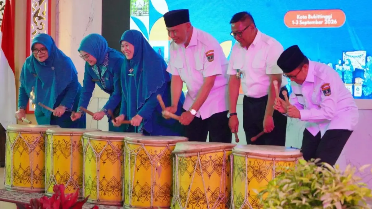 Gubernur Sumbar Mahyeldi menabuh gandang tambua saat pembukaan Jambore Kader PKK ke-XXII dan HKG PKK ke-54 di Istana Bung Hatta, Bukittinggi, Rabu (2/9/2026).