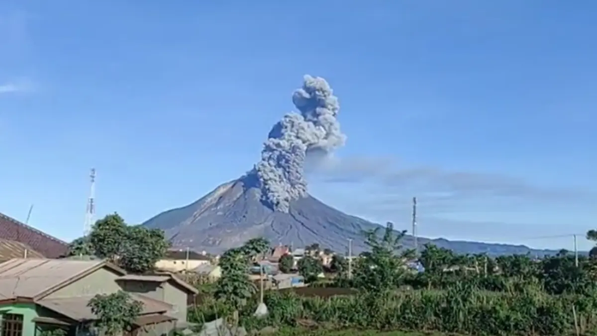 Gunung Sinabung di Kabupaten Karo, Sumatera Utara, naik Level III Siaga. BNPB mengingatkan warga menghindari radius 3 kilometer dan sektoral 6 kilometer dari puncak.