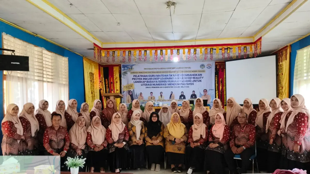 Guru matematika SMP se-Kabupaten Solok Selatan mengikuti pelatihan pembelajaran berbasis AR dan budaya Seribu Rumah Gadang yang digelar UNP.