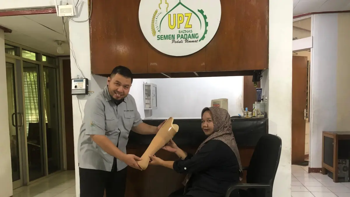 Manajer UPZ Baznas Semen Padang Akmal menyerahkan bantuan kaki palsu kepada Rahma Hatta di Kantor UPZ Basnaz Semen Padang, Senin (31/8/2026) lalu.
