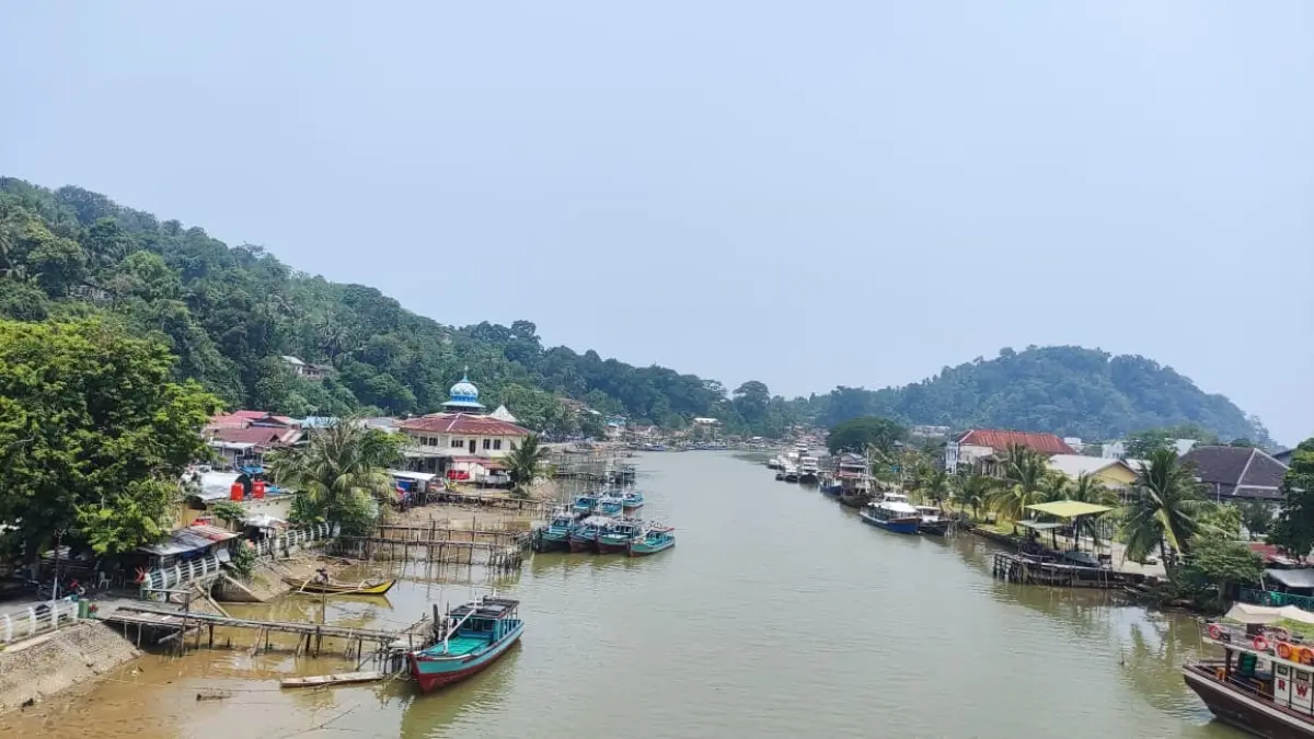 Pemandangan langit Kota Padang terlihat berkabut saat kualitas udara berada pada kategori sedang, Rabu (2/9/2026). (Randi/Padek)