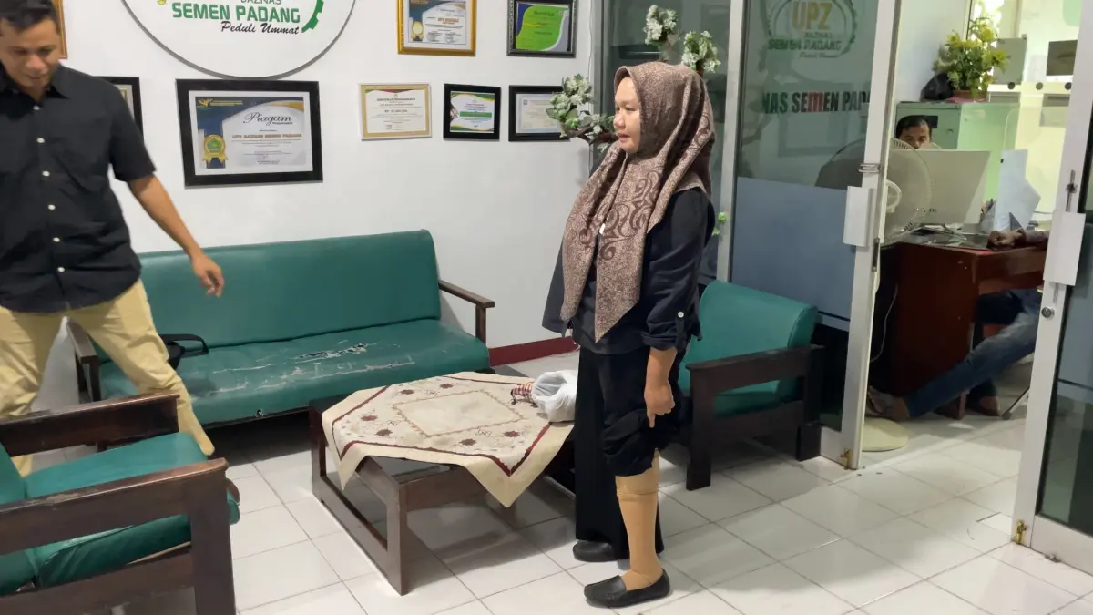 Penggantian socket kaki palsu membantu Rahma Hatta kembali berjalan, setelah bertahun-tahun menggunakan tongkat.