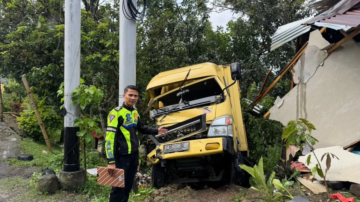 Petugas Satlantas Polres Solok melakukan olah TKP kecelakaan truk box dan Hino Truck di kawasan Jorong Pasar Usang, Nagari Koto Gadang Guguak, Kecamatan Gunung Talang, Kabupaten Solok, Selasa (2/9/2026).
