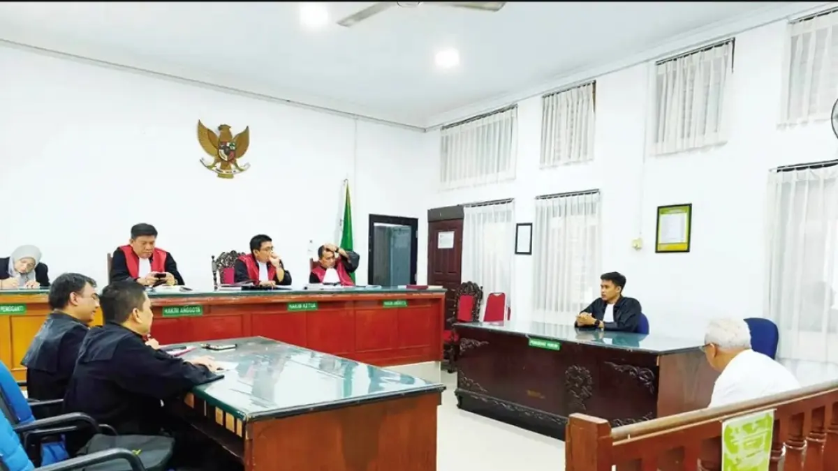 Rida K Liamsi saat menjalani sidang dengan agenda putusan sela di Pengadilan Negeri Pekanbaru, Selasa (1/9/2026).(EVAN GUNANZAR/RIAU POS)