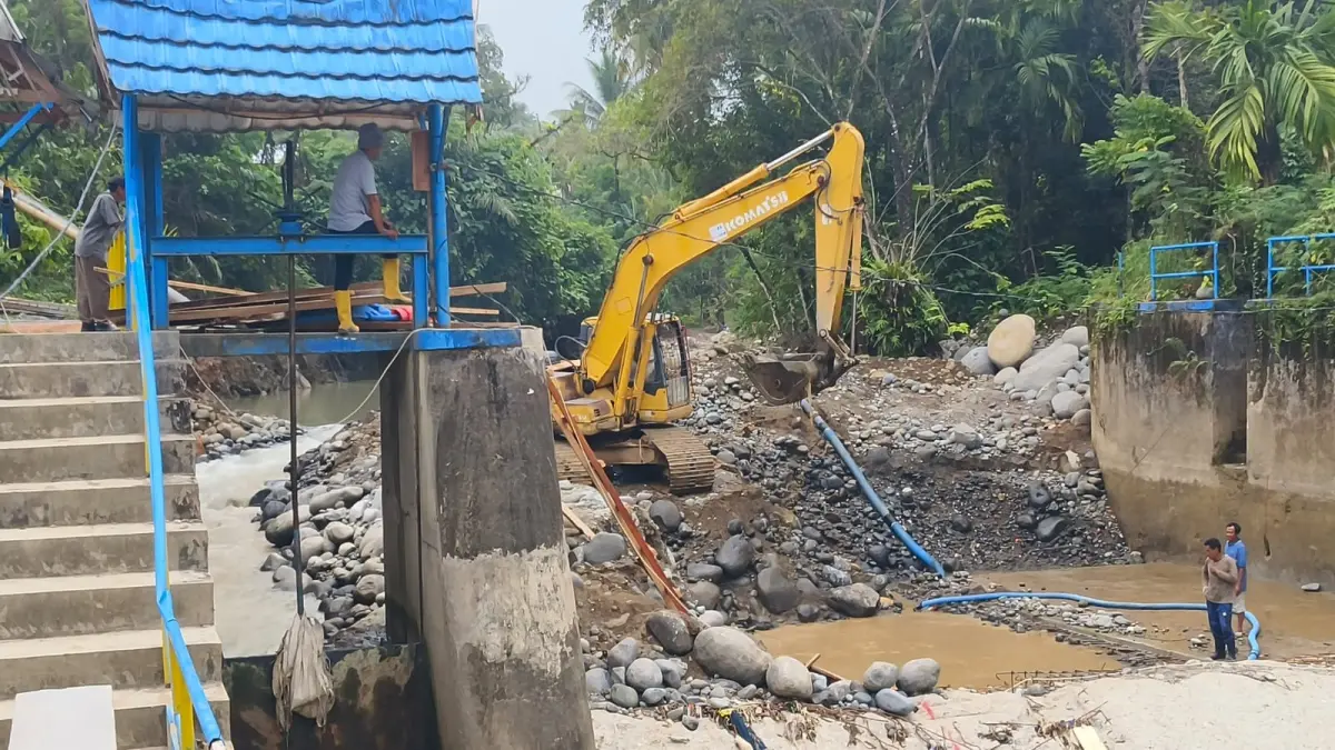 Satu unit alat berat dikerahkan untuk mempernaiki intake Lubuk Paraku Perumda Air Minum Kota Padang Rabu (2/9). Pengerjaan dilakukan oleh BWSS V Sumatera. (Dokumentasi Humas Perumda AM Padang)