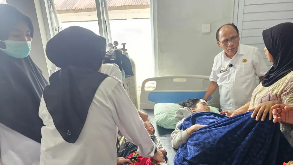 Siswa diduga keracunan MBG mendapatkan penanganan medis di Puskesmas Palupuh, Kabupaten Agam, Sumatera Barat, Rabu (2/9/2026). (Dinkes Agam)