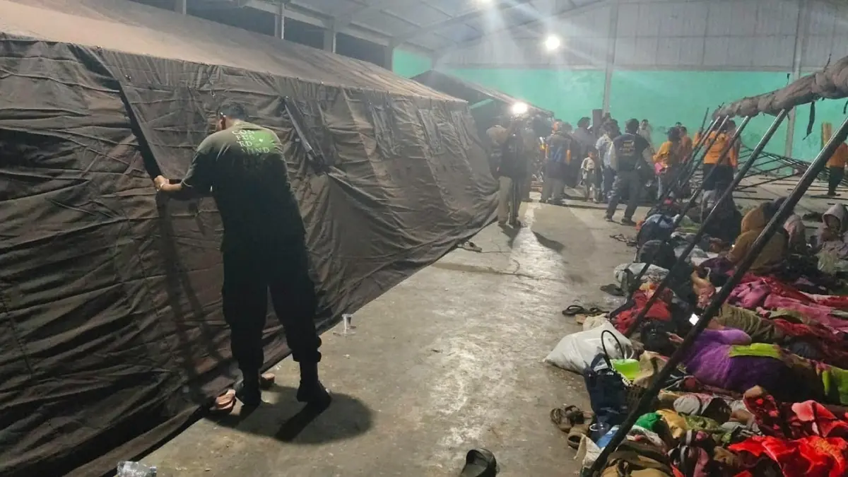 Warga Desa Kuta Tengah, Karo, berada di tenda pengungsian setelah aktivitas Gunung Sinabung meningkat dan statusnya naik ke Level III (Siaga).
