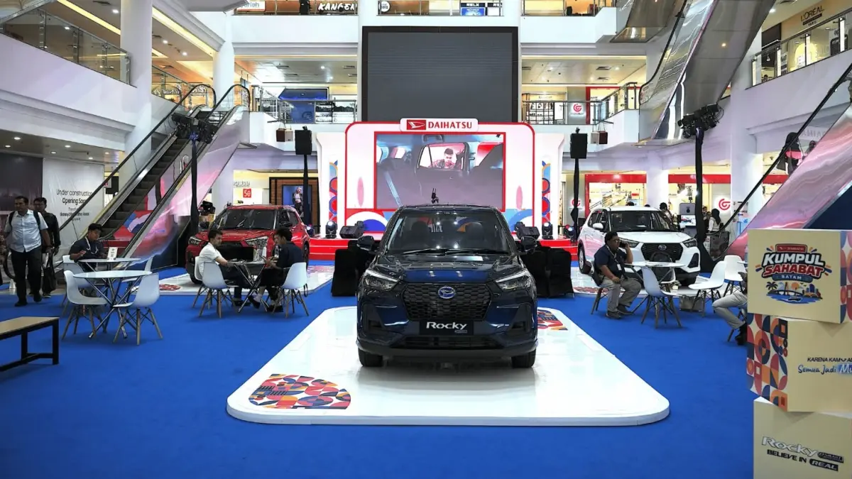 Daihatsu memperkenalkan Rocky e-Smart Hybrid, teknologi elektrifikasi pertamanya di Indonesia, dalam Kumpul Sahabat 2026 di Mega Mall Batam Centre.