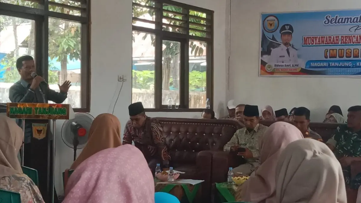 Kepala Dinas Sosial PPPA Tanahdatar Drs. Mukhliis menyampaikan temuan ribuan KPM bansos terindikasi judol dalam Musrenbang 2026 di Nagari Tanjung.