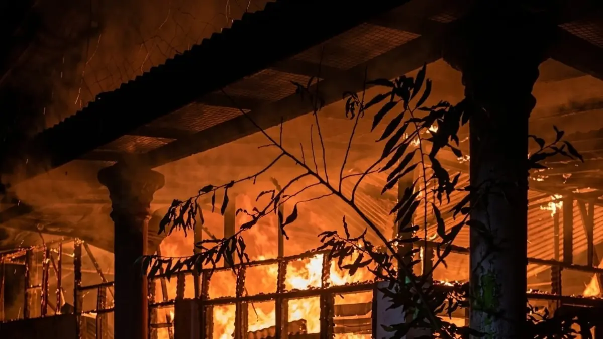 Kondisi rumah warga di Parit Malintang, Padangpariaman, saat dilahap si jago merah, Rabu malam (2/9/2026). (Foto: Damkar Padangpariaman)