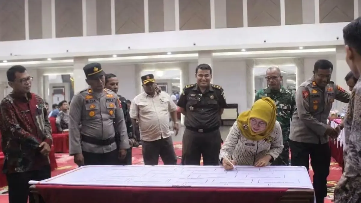Leli Arni setelah bersama unsur Forum Koordinasi Pimpinan Daerah (Forkopimda) menandatangani deklarasi bersama anti-karhutla di Auditorium Dharmasraya, Kamis (3/9/2026).