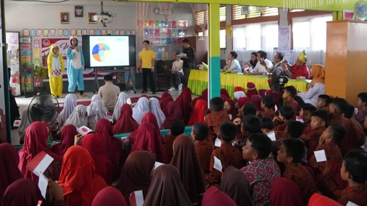 Mahasiswa Jepang yang tergabung program Kyoto & Kansai University Disaster Prevention School (KIDS) saat mempresentasikan mitigasi gempa kepada Siswa SDN 18 dan SDN 19 Kota Padang. (Foto: KKPS UNP)