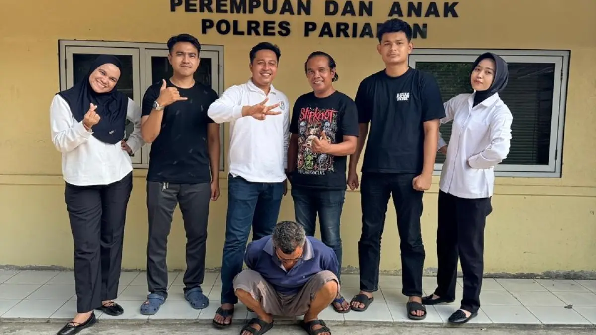Polisi mengamankan terduga pelaku pencabulan anak yang sempat dikepung massa di Kantor Desa Balai Naras, Pariaman Utara.