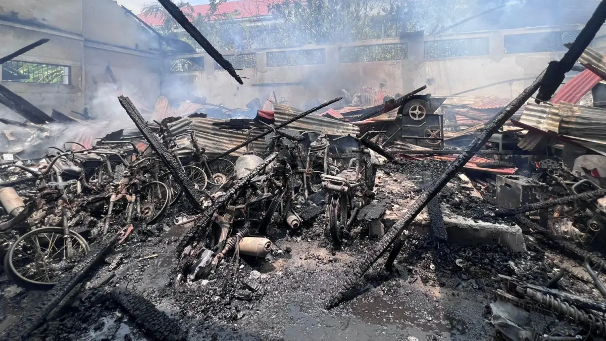 Sebanyak 62 motor dinas ludes dalam kebakaran Gudang Aset Dinas Pertanian Pessel. Kerugian ditaksir Rp1,5 miliar, tanpa korban jiwa.