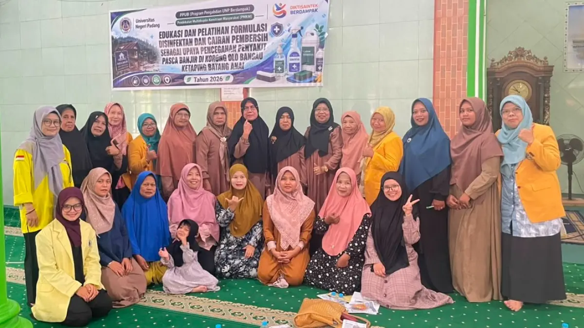 UNP melatih warga Korong Olo Bangau, Nagari Ketaping, membuat disinfektan dan cairan pembersih secara mandiri pasca banjir.