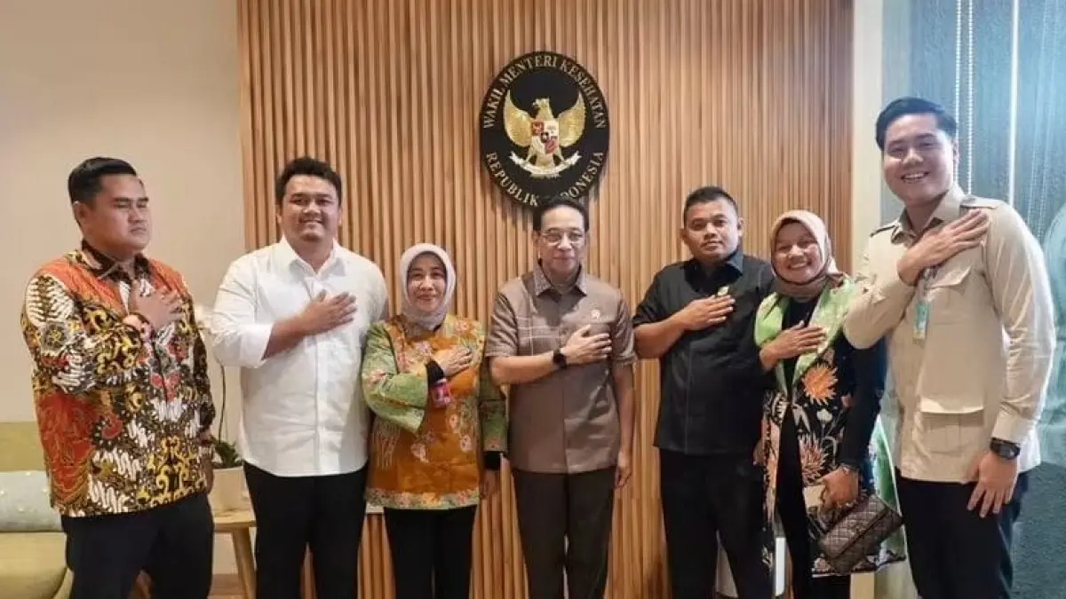 Wakil Menteri Kesehatan RI Benjamin Paulus Oktavianus, Sp.P, FISR menyampaikan kepastian bantuan dua unit X-Ray Portable kepada Kepala Dinas Kesehatan Dharmasraya Yosta Defina, didampingi anggota DPRD Dharmasraya, di Jakarta, Rabu (2/9/2026).