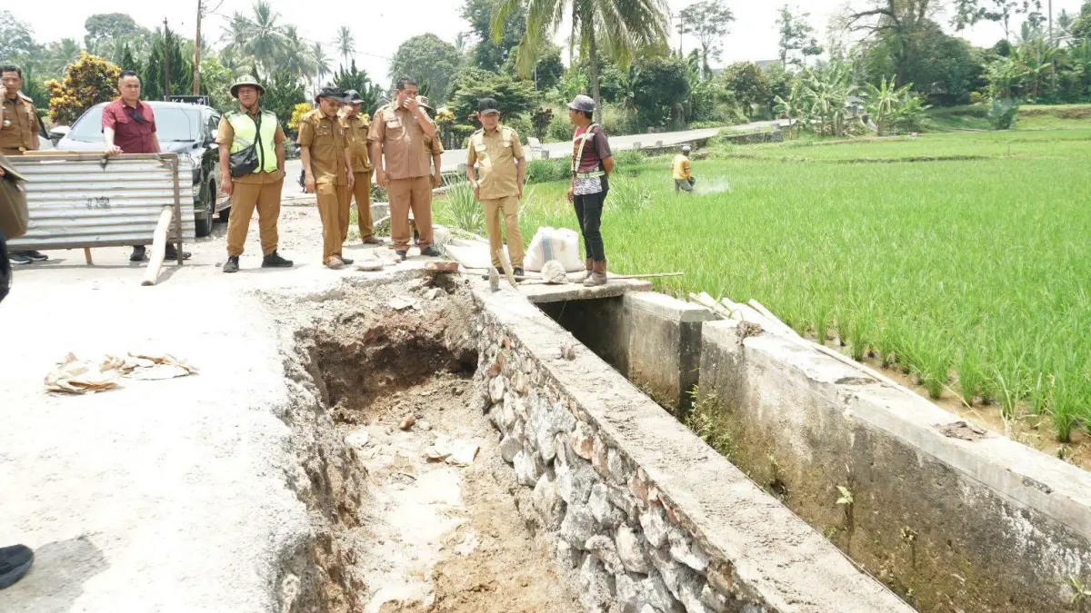 Wali Kota Payakumbuh Zulmaeta meninjau sejumlah proyek pembangunan Dinas PU dan menegaskan tidak boleh ada pungli.