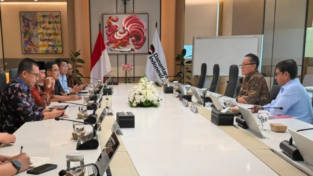 COO Danantara Dony Oskaria didampingi Tenaga Ahli Kepala BP BUMN Bidang Komunikasi Publik Khairul Jasmi, menerima kunjungan Gubernur Sumbar Mahyeldi di Wisma Danantara, Jakarta, Kamis (3/9/2026).