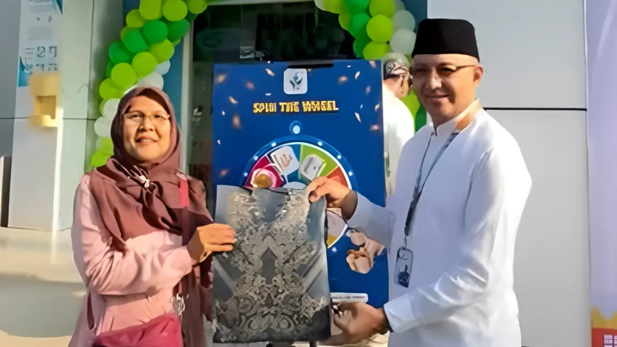 Dirut Perumda Air Minum Kota Padang, Hendra Pebrizal, menyerahkan bingkisan kepada pelanggan saat memperingati Hari Pelanggan Nasional (Harpelnas) di Kantor Perumda AM Padang, Jumat (4/9/2026).