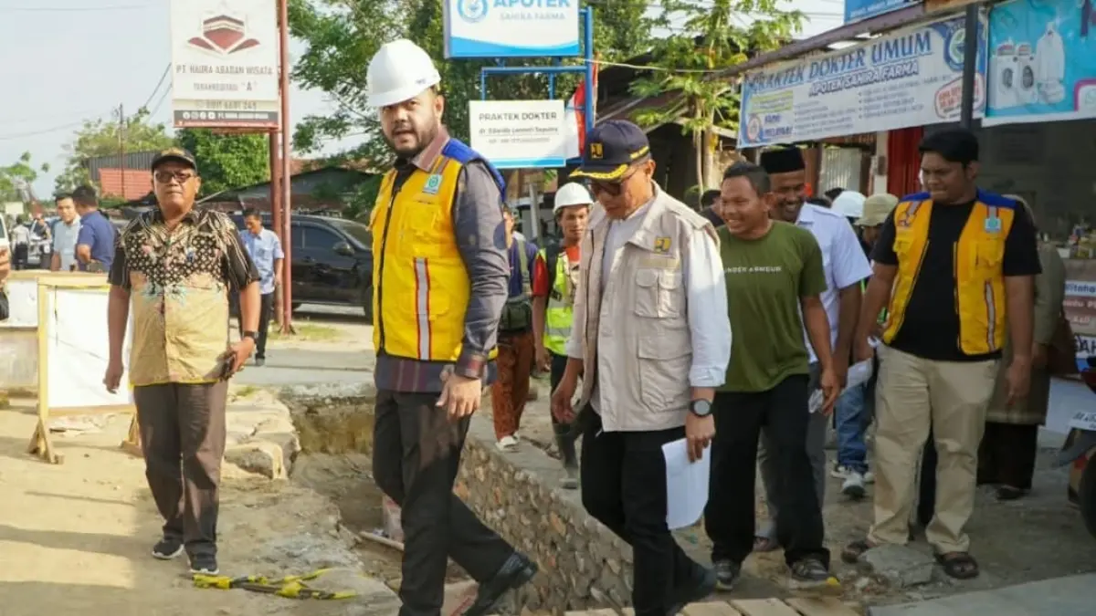 Fadly Amran juga meninjau pembangunan saluran drainase di Pasar Tunggul Hitam, Kelurahan Dadok Tunggul Hitam, Kecamatan Koto Tangah.(Foto: Diskominfo)