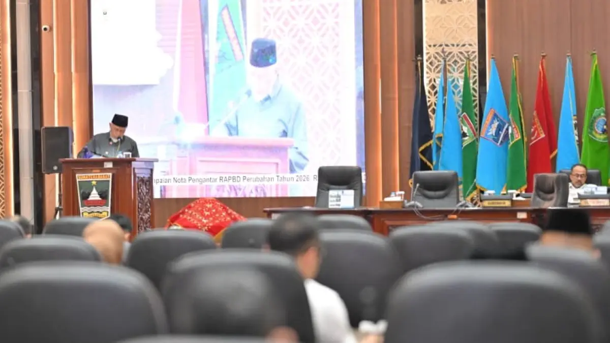 Gubernur Sumbar Mahyeldi menyampaikan Nota Pengantar Rancangan Perubahan APBD 2026 dalam Rapat Paripurna DPRD Sumbar, Jumat (4/9/2026).