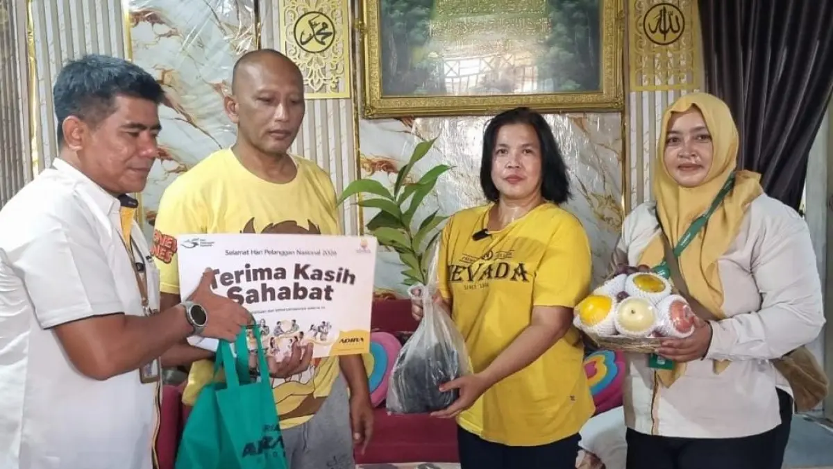 Head of Branch SSD Padang Thamrin Adira Finance, Firmansyah, menyambangi nasabah dalam rangkaian peringatan Hari Pelanggan Nasional 2026 di Padang, Jumat (4/9/2026).