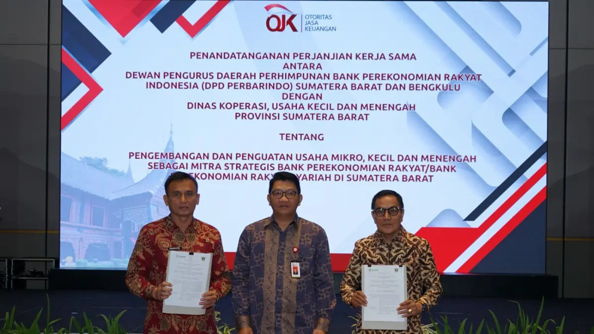 Kepala OJK Sumbar Roni Nazra diapit Kepala Dinas Koperasi dan UKM Sumbar Endrizal dan Ketua DPD PERBARINDO Sumbar-Bengkulu Sumardi usai penandatanganan PKS pengembangan dan akses pembiayaan UMKM melalui BPR dan BPRS, Kamis (3/9/2026).