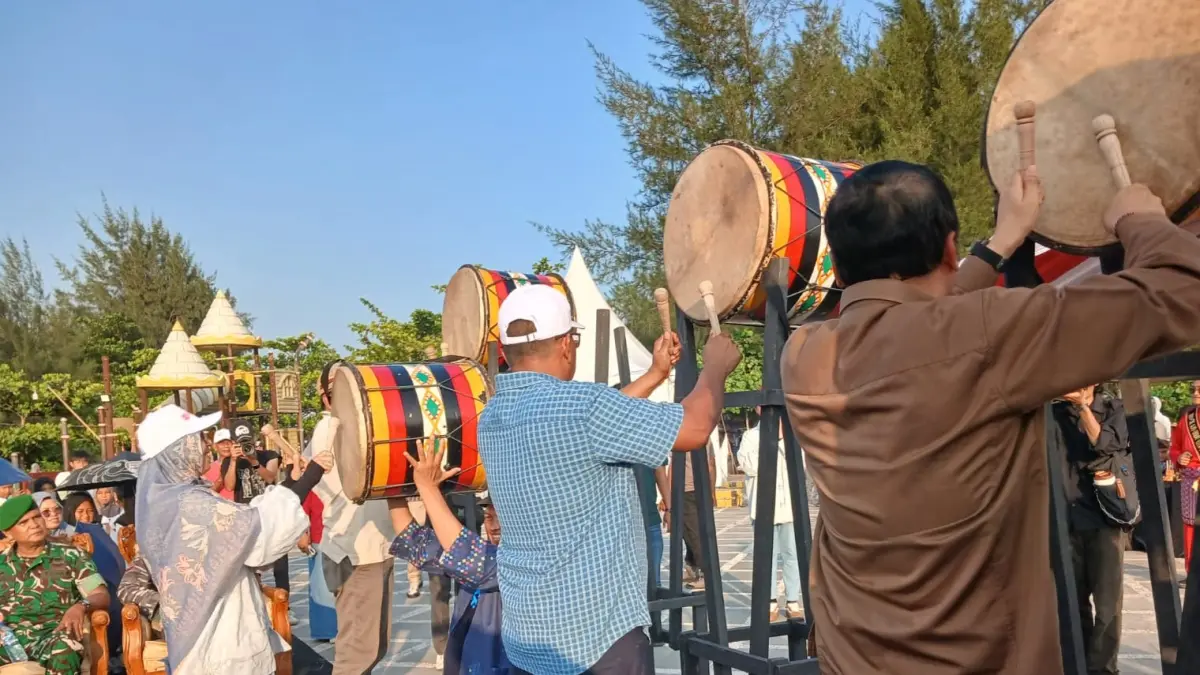 Pembukaan pameran “Melukis Bersama Asosiasi dan Anak” di Monumen Perjuangan TNI AL Marinir, Pantai Gandoriah, Pariaman, ditandai dengan pukul gandang tasa, Jumat (4/9/2026). 