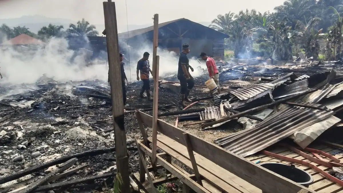 Puing-puing 10 ruko di Sijunjung yang ludes terbakar, diduga akibat korsleting listrik, dengan kerugian material mencapai sekitar Rp800 juta.
