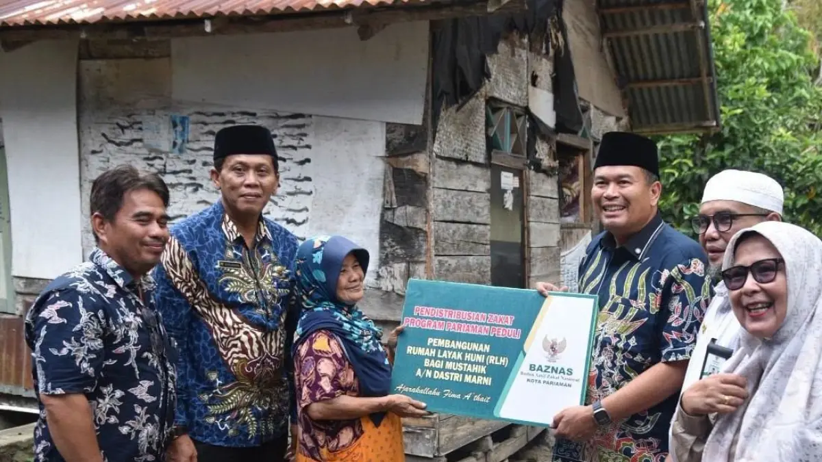 Wali Kota Pariaman Yota Balad menyerahkan bantuan pembangunan RTLH secara simbolis kepada Dastri Marni di Dusun II Kampung Koto, Desa Balai Kurai Taji, Kecamatan Pariaman Selatan, Kamis (3/9/2026).