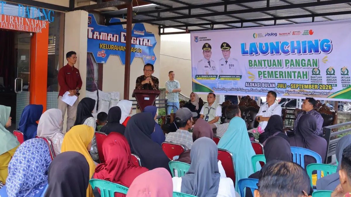 Wali Kota Payakumbuh Zulmaeta beri kata sambutan pada launching bantuan pangan pemerintah berupa beras secara simbolis kepada masyarakat di Kantor Lurah Napar, Jumat (4/9/2026).