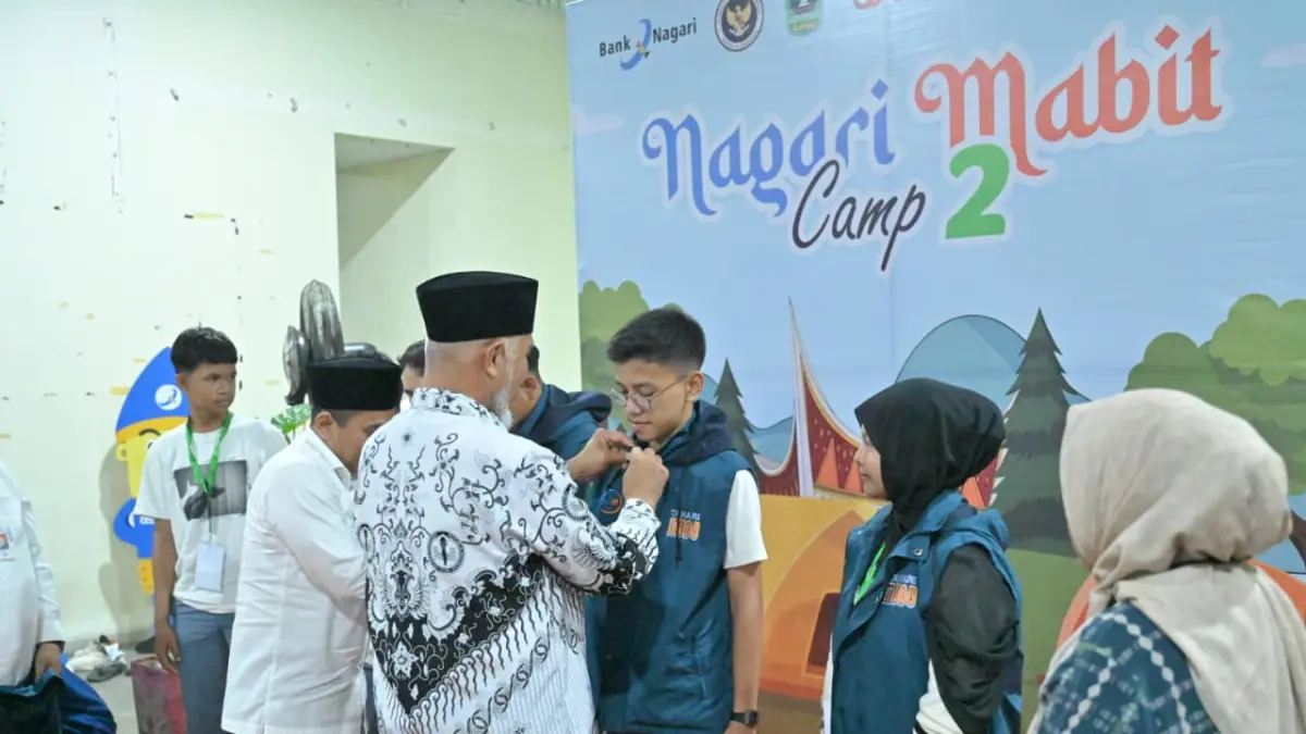 Gubernur Sumbar, Mahyeldi Ansharullah didampingi Dirut Bank Nagari, Gusti Candra, memakaikan rompi Nagari Mabit Camp 2026 kepada peserta, Jumat (4/9/2026) malam.