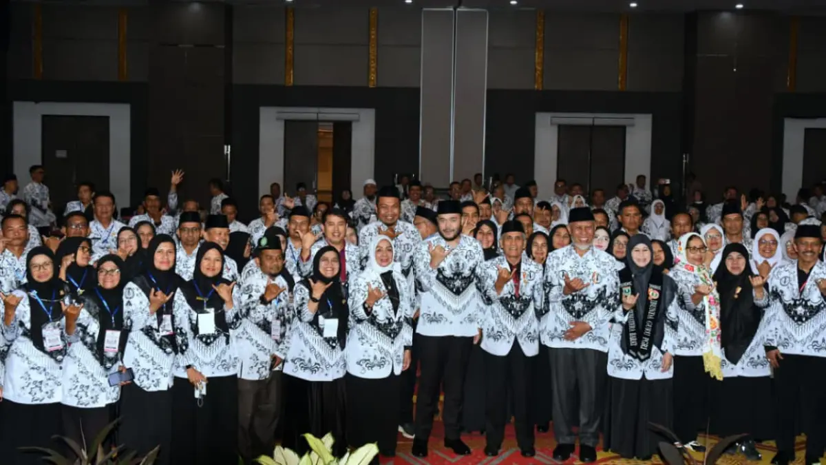 Gubernur Sumbar Mahyeldi dan Wali Kota Padang Fadly Amran pada pembukaan Konkerprov I PGRI Sumbar 2026 di Hotel Truntum. (Foto: Diskominfo)