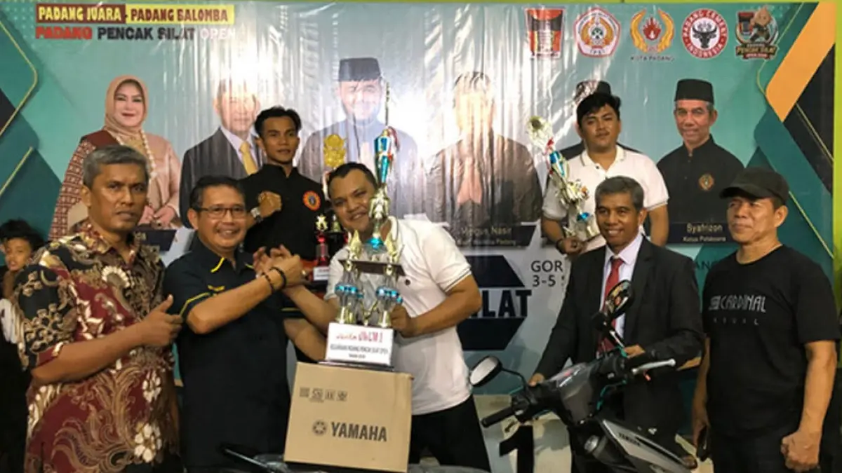 Juara umum Padang Pencak Silat Open 2026, Sakato Semen Padang membawa pulang satu unit sepeda motor sebagai hadiah utama kejuaraan tersebut.