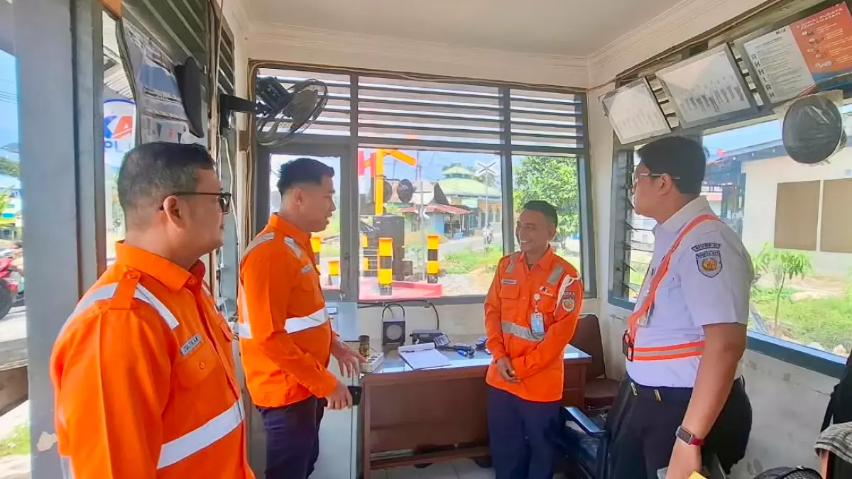 KAI Divre II Sumbar menurunkan lima tim manajemen setiap Sabtu untuk mengecek kesiapan PJL, fasilitas, prosedur, dan keselamatan perlintasan.