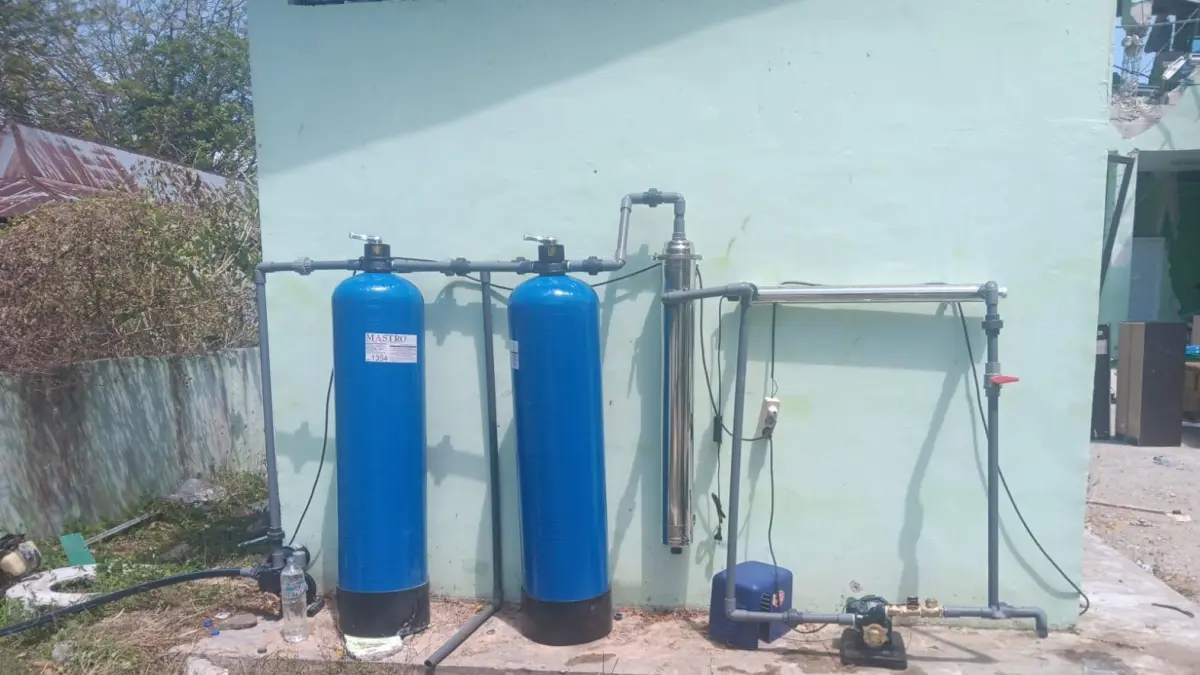 Tim PTBA menyalurkan instalasi air bersih siap minum untuk korban bencana di Manggarai Timur NTT. (Foto: Corcom PTBA)