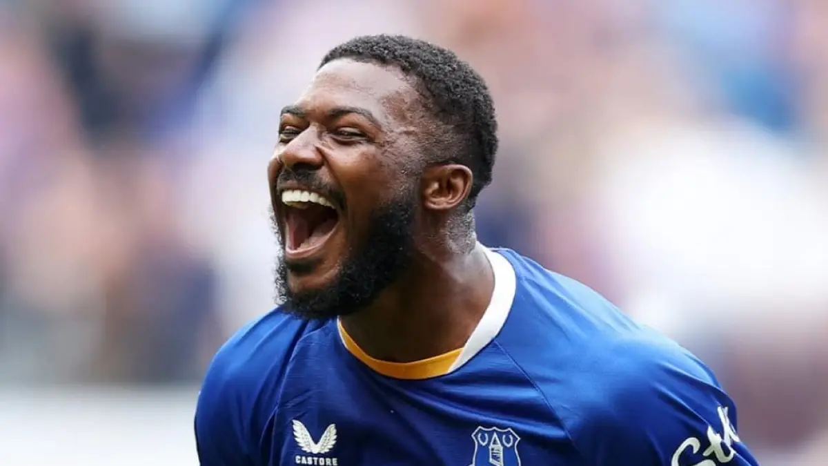 Ainsley Maitland-Niles mencetak gol debut untuk Everton saat menghadapi Manchester United pada Premier League 2026/2027. (Foto: X @premierleague)