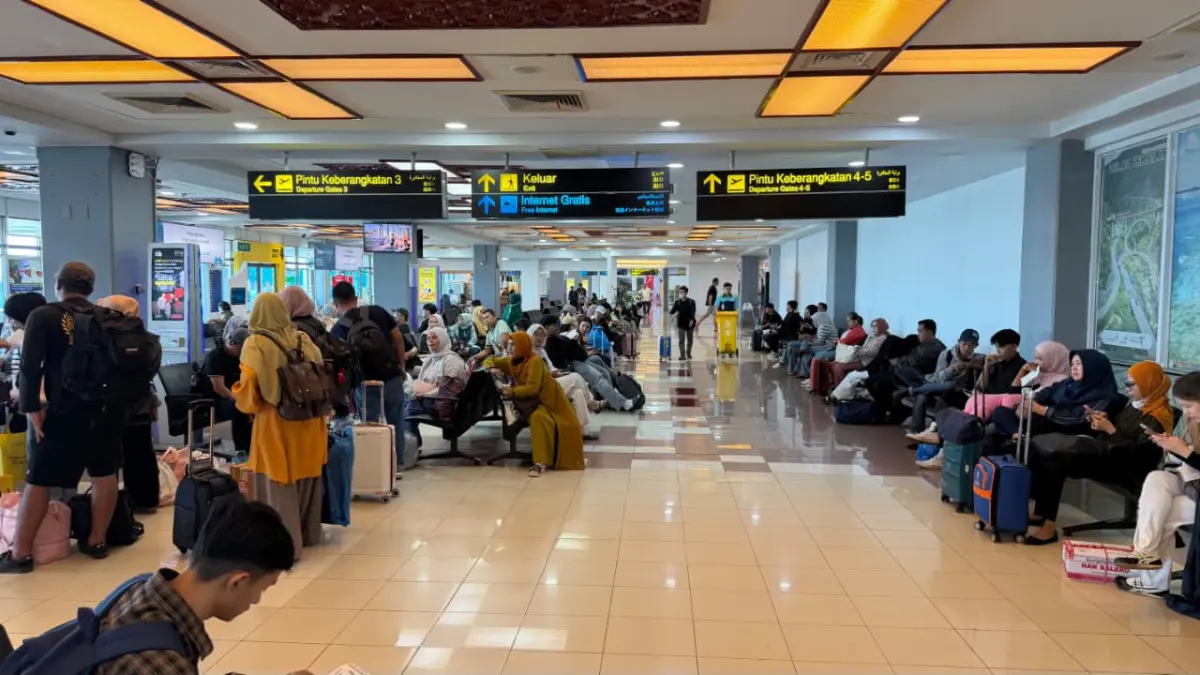 Aktivitas penumpang di Bandara Internasional Minangkabau (BIM), Padang. Jumlah penerbangan yang dibatalkan akibat dampak erupsi Anak Gunung Krakatau bertambah menjadi 21 penerbangan, Minggu (6/9/2026). (Dok. Padek)