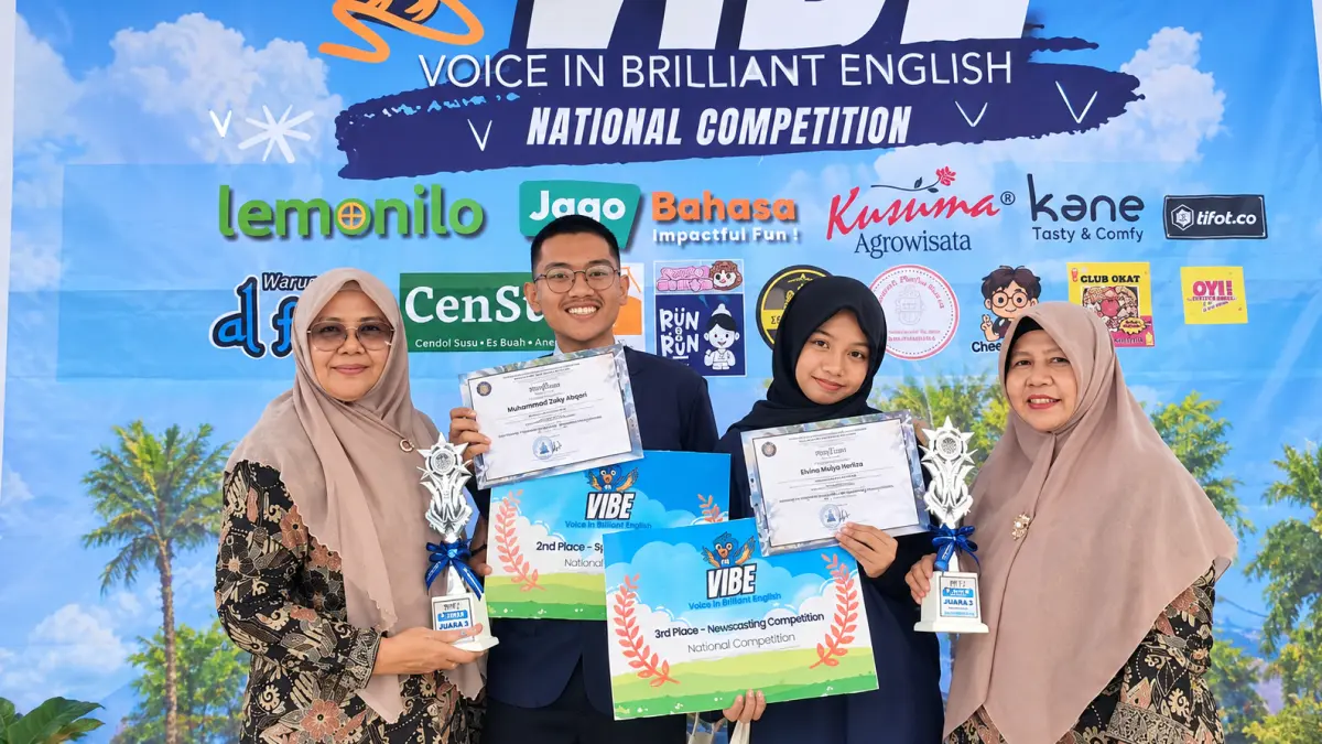 Dua siswa MAN 1 Padang meraih juara VIBE Nasional di Malang setelah sekolah sengaja mengirim mereka tampil secara offline.