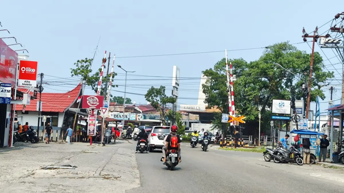 Kabut asap menyelimuti kawasan Simpang Tunggul Hitam, Kecamatan Padang Utara, Kota Padang, Minggu (6/9/2026). Kualitas udara Padang masuk kategori tidak sehat. (Randi/Padek)