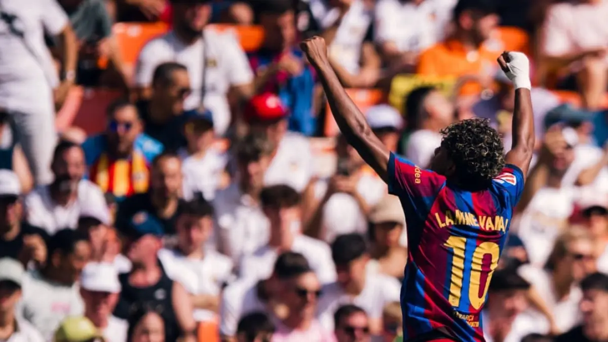 Lamine Yamal merayakan gol Barcelona saat menghadapi Valencia di Mestalla pada LaLiga 2026/2027. (Foto: X @FCBarcelona)