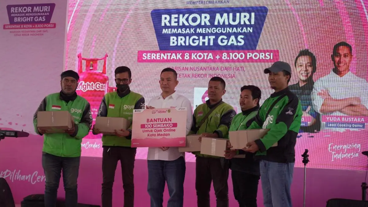 Sejumlah pengemudi ojek online menerima bantuan 100 paket sembako dalam rangkaian pemecahan Rekor MURI memasak menggunakan Bright Gas secara serentak di delapan kota.