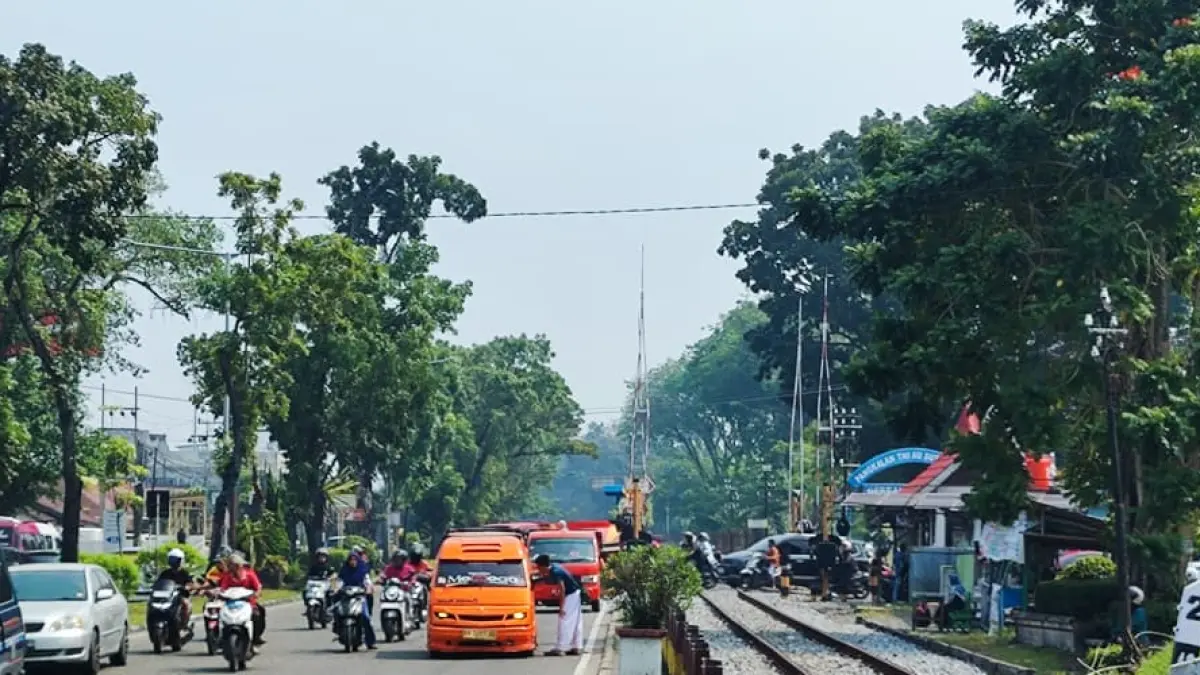 Suasana kawasan Simpang Tunggul Hitam, Kecamatan Padang Utara, Kota Padang, Minggu (6/9/2026), saat kualitas udara masuk kategori tidak sehat akibat kabut asap. (Randi/Padek)